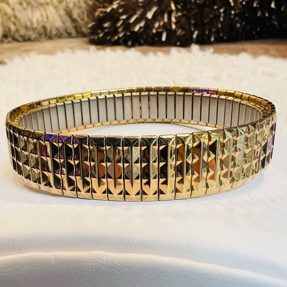 Jewelry - Beautiful gold tone, wideband stretch costume bracelet